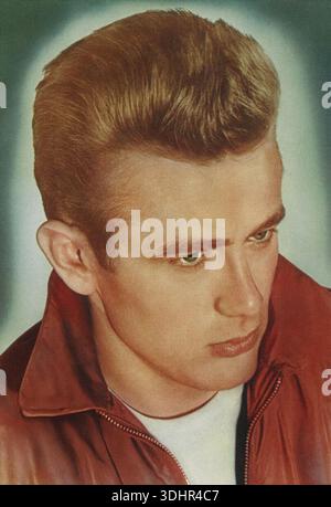 Un gros plan publicitaire emblématique des années 1950 capture le légendaire acteur James Dean, connu pour ses rôles dans « Rebel Without a cause » et « East of Eden ». Dean regarde hors caméra, portant sa veste rouge caractéristique, incarnant l'esprit rebelle qu'il symbolise. Banque D'Images