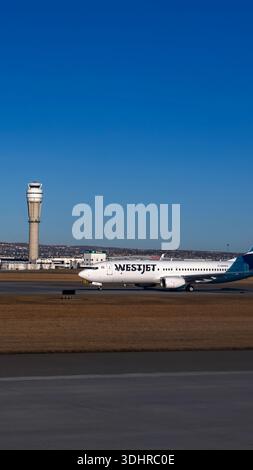 Une image de 9 :16 Portrait d'un Boeing 737-800 de WestJet à l'aéroport de Calgary en Alberta, Canada Banque D'Images