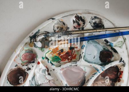 Une vue de haut en bas des outils de dessin et des peintures colorés. Banque D'Images