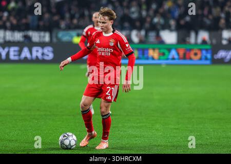 Andreas Schjelderup du SL Benfica vu en action lors de l'UEFA Champions League 2025/26 League phase - match de football 7 entre le Juventus FC et le SL Benfica au stade Allianz de Turin Banque D'Images
