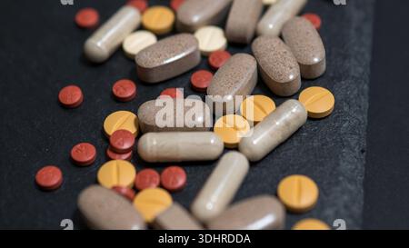 Pilules assorties, comprimés et capsules sur fond sombre, concept pharmaceutique Banque D'Images