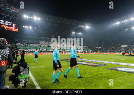 Budapest, Hongrie. 22 janvier 2026. L'arbitre Mykola Balakin entre sur le terrain pour le match de l'UEFA Europa League entre Ferencvaros et Panathinaikos au Groupama Arena de Budapest. Crédit : Gonzales photo/Alamy Live News Banque D'Images