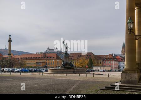 Vue panoramique depuis la cour de la résidence Wurzburg vers une fontaine centrale, des bâtiments historiques de la ville et des monuments lointains. Banque D'Images