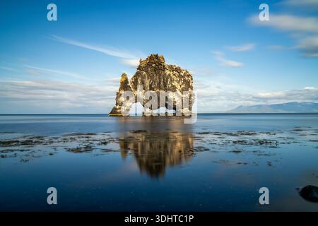 Une vue de la pile maritime emblématique de Hvitserkur dans le nord de l'Islande avec des reflets dans l'eau Banque D'Images