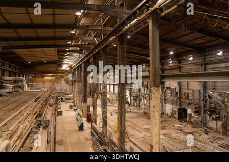Vieux tissu de papier dans la déconstruction - place perdue dans l'industrie - travail perdant - industrie 2,0 Banque D'Images