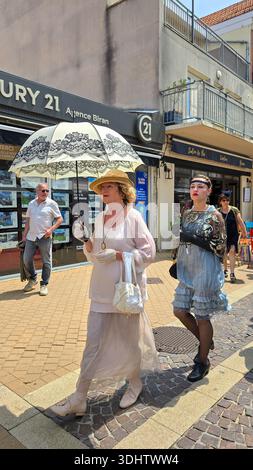 Soulac-sur-mer, France - 8 juin 2025. Deux dames en costumes de belle Epoque dans la rue au festival annuel Soulac 1900. Banque D'Images