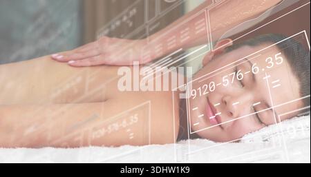 Réception femme allongée sur la table de massage au spa, main thérapeute appuyant sur le haut du dos, serviette blanche, HUD Banque D'Images