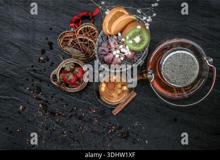 Verre de fruits fraîchement infusés et de tisane.Arrière-plan plus sombre.Vue de dessus. Banque D'Images