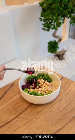 Saladier de pois chiches avec légumes verts mélangés et garnitures fraîches, vue de dessus de photographie d'aliments sains dans un bol blanc. Banque D'Images
