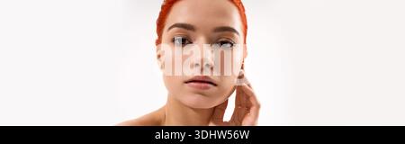 Belle jeune femme respire l'élégance avec ses cheveux orange frappants et son maquillage impeccable. Banque D'Images