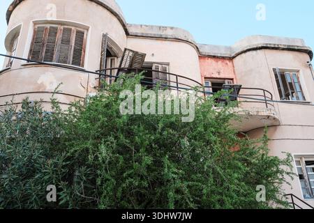 VAROSHA, CHYPRE : 26 décembre 2025. Bâtiments abandonnés et hôtels en décomposition dans le quartier de la ville fantôme de Famagouste, Chypre du Nord. Kapali Maras. Banque D'Images
