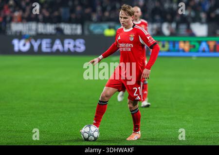 Andreas Schjelderup du SL Benfica vu en action lors de l'UEFA Champions League 2025/26 League phase - match de football 7 entre le Juventus FC et le SL Benfica au stade Allianz. Scores finaux ; Juventus FC 2 : 0 SL Benfica. Banque D'Images