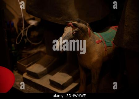 Figurine de cheval en terre cuite artisanale exposée dans une boutique de souvenirs au mausolée de l'empereur Qinshihuang à Xi'an Banque D'Images