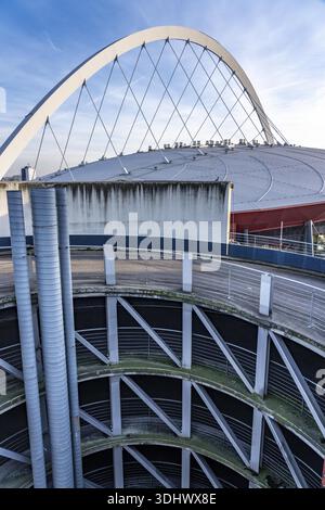 Toit avec structure de support voûtée de la Lanxess Arena, Cologne Arena, salle multifonctionnelle, salle de concert à Cologne-Deutz, avec jusqu'à 20 000 places Banque D'Images