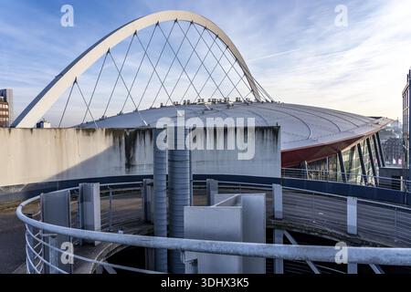 Toit avec structure de support voûtée de la Lanxess Arena, Cologne Arena, salle multifonctionnelle, salle de concert à Cologne-Deutz, avec jusqu'à 20 000 places Banque D'Images