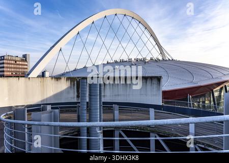 Toit avec structure de support voûtée de la Lanxess Arena, Cologne Arena, salle multifonctionnelle, salle de concert à Cologne-Deutz, avec jusqu'à 20 000 places Banque D'Images