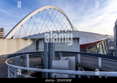 Toit avec structure de support voûtée de la Lanxess Arena, Cologne Arena, salle multifonctionnelle, salle de concert à Cologne-Deutz, avec jusqu'à 20 000 places Banque D'Images