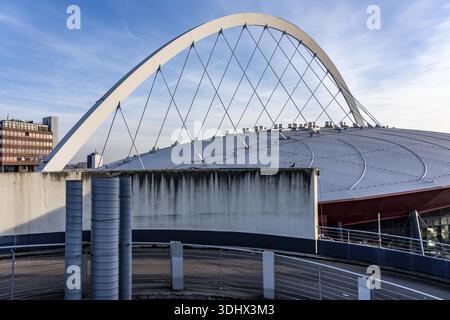 Toit avec structure de support voûtée de la Lanxess Arena, Cologne Arena, salle multifonctionnelle, salle de concert à Cologne-Deutz, avec jusqu'à 20 000 places Banque D'Images