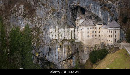 Panorama aérien du château de Predjama : forteresse médiévale de la Renaissance construite dans une falaise de grotte, Slovénie Landmark, No People Banque D'Images