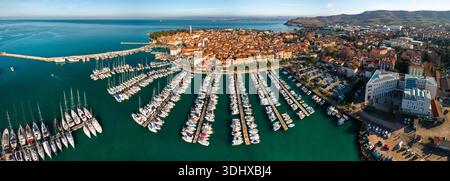 Panorama aérien ultra large de la vieille ville d'Izola et grand port de plaisance avec côte Adriatique Slovénie haute résolution Banque D'Images
