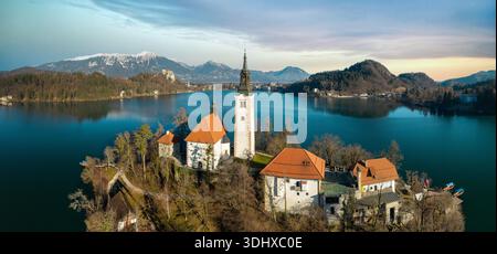 Vue panoramique rapprochée haute résolution de l'île de Bled en Slovénie. L'image capture l'architecture détaillée de l'église de l'Assomption, rouge- Banque D'Images