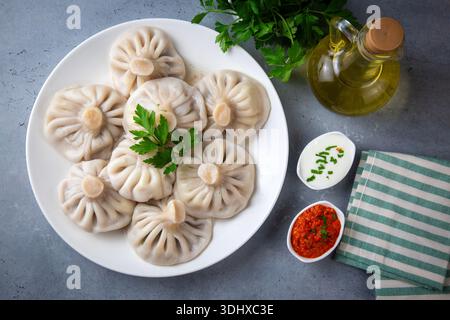 Plat traditionnel géorgien khinkali - hinkali - khinkali bouilli avec de l'agneau ou du bœuf ou du fromage Banque D'Images