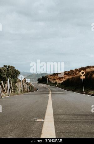 Route sur la campagne, montagnes à l'arrière Banque D'Images
