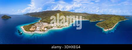 Panorama aérien large de la plage de Panormos, île de Skopelos, Grèce. Baie turquoise, Resort de luxe et mer Égée bleu profond, haute résolution Banque D'Images