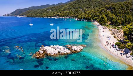 Destinations estivales en Grèce. Milia une des plus belles plages de l'île de Skopelos, Sporades. vue de drone à angle élevé de la mer turquoise cristalline Banque D'Images