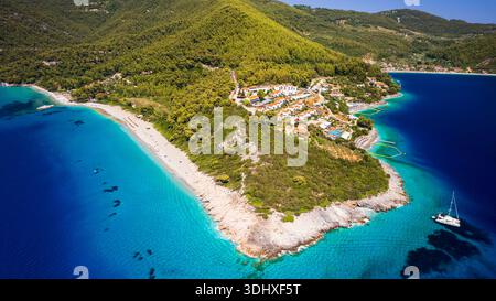 Destinations estivales en Grèce. Vue aérienne de Milia et Panormos - les plus belles plages de l'île de Skopelos, Sporades. Vue panoramique drone de Crystal t Banque D'Images