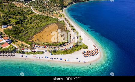 Les plages les plus belles et uniques de la Grèce, Sporades Alonissos île - vue aérienne de la magnifique plage d'Agios Dimitrios avec plage de sable blanc et tur Banque D'Images