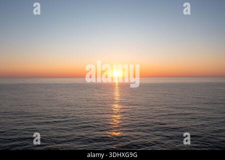 Vue aérienne du lever du soleil sur l'océan Atlantique à Virginia Beach avec Calm Seas Banque D'Images