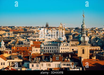 Prague Skyline View, une scène expansive mettant en valeur la beauté historique de Prague à partir d'une large perspective panoramique Banque D'Images