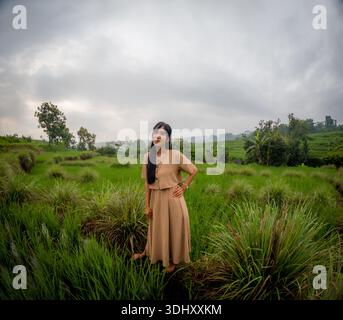 Femme asiatique font des voyages en solo dans le village. Profitant de la vue sur les rizières vertes. Banque D'Images