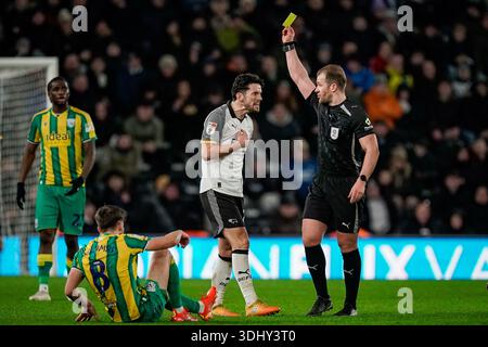 L'arbitre Anthony Backhouse remet un carton jaune à Lewis Travis du comté de Derby lors du match du Sky Bet Championship Derby County vs West Bromwich Albion au Pride Park Stadium, Derby, Royaume-Uni, le 23 janvier 2026 (photo Maynard Manyowa/News images) Banque D'Images