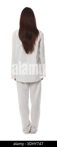 Belle femme en pyjama élégant sur fond blanc, vue arrière Banque D'Images