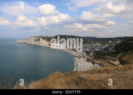 Vue d'ensemble du village, Etretat, département de la Seine maritime, Normandie, France Banque D'Images