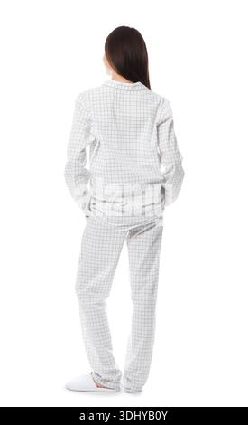 Belle femme en pyjama élégant sur fond blanc, vue arrière Banque D'Images