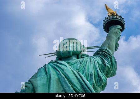 Vue arrière rapprochée de la tête et de la torche de la Statue de la liberté, Liberty Island, New York City, États-Unis Banque D'Images