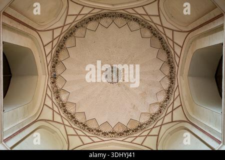 Delhi, Inde - 30 mars 2024 : L'image montre le plafond finement décoré du dôme principal de la tombe de Humayun, avec des motifs géométriques et des motifs floraux en plâtre et en pierre. Banque D'Images