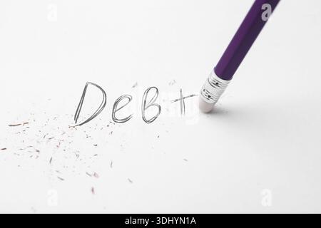 Effacement mot dette écrit sur fond blanc, gros plan Banque D'Images