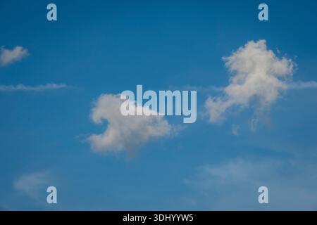 Nuages moelleux dans un ciel bleu, Hautes alpes, France. Banque D'Images