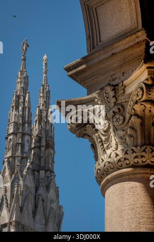 Détail de la capitale corinthienne d'une colonne dans la Colonnade le long de la Piazza del Duomo, centre de Milan Banque D'Images