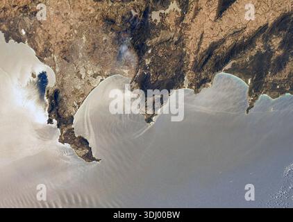 Le Cap en Afrique du Sud photographié avec l'éclat du soleil rayonnant au large de la côte de l'Atlantique Sud alors que la Station spatiale internationale orbite à 269 miles au-dessus le 28 février 2021. Une version optimisée d'une image originale de l'ISS : crédit : Roscosmos. USAGE ÉDITORIAL EXCLUSIF Banque D'Images