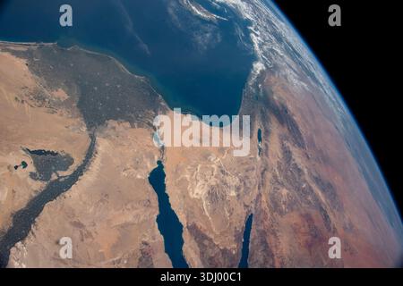 Le delta du Nil, la péninsule du Sinaï, la mer Méditerranée et le moyen-Orient photographiés depuis la Station spatiale internationale alors qu'elle orbite à 263 miles au-dessus de l'Égypte. 4 avril 2021. Une version optimisée d'une image originale de la NASA : crédit : NASA Banque D'Images