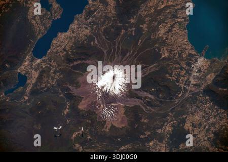 Le volcan Villarrica, l'un des volcans les plus actifs du Chili, est photographié depuis l'ISS en orbite autour de 264 miles au-dessus des montagnes des Andes en Amérique du Sud. Villarrica est l'un des volcans les plus actifs du Chili, s'élevant au-dessus du lac et de la ville du même nom, à 750 km au sud de Santiago. Il est également connu sous le nom de Rucapill‡n, un mot mapuche signifiant « maison du grand esprit » ou « maison du démon », Une photographie prise depuis la Station spatiale internationale le 17 janvier 2023. Une version optimisée d'une image originale de la NASA : crédit : NASA/JAXA/KWakata. Usage éditorial exclusif. Banque D'Images