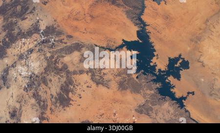 Le lac Nasser dans le sud de l'Égypte est photographié depuis la Station spatiale internationale à une altitude de 262 miles, montrant l'un des plus grands lacs artificiels du monde. Photographie prise depuis la Station spatiale internationale le 20 octobre 2022. Une version optimisée d'une image originale de la NASA : crédit : NASA Banque D'Images