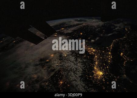 Une vue nocturne du sud de l'Europe à 263 miles au-dessus de l'est de la France, montrant Milan, en Italie, et de l'autre côté de la mer Adriatique jusqu'à Split, en Croatie, mettant en évidence les lumières de la ville et les zones urbaines. Photographie prise depuis la Station spatiale internationale le 26 novembre 2023. Une version optimisée d'une image originale de la NASA : crédit : NASA/Lohara Banque D'Images
