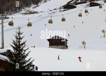 (260124) -- LIVIGNO, 24 janvier 2026 (Xinhua) -- les gens skient à Livigno, Italie, 13 mars 2025. Les Jeux Olympiques d’hiver Milan-Cortina 2026 se dérouleront du 6 au 22 février. (Xinhua/Li Jing) Banque D'Images