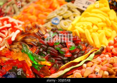 Assortiment de bonbons sur un stand de marché en automne Banque D'Images